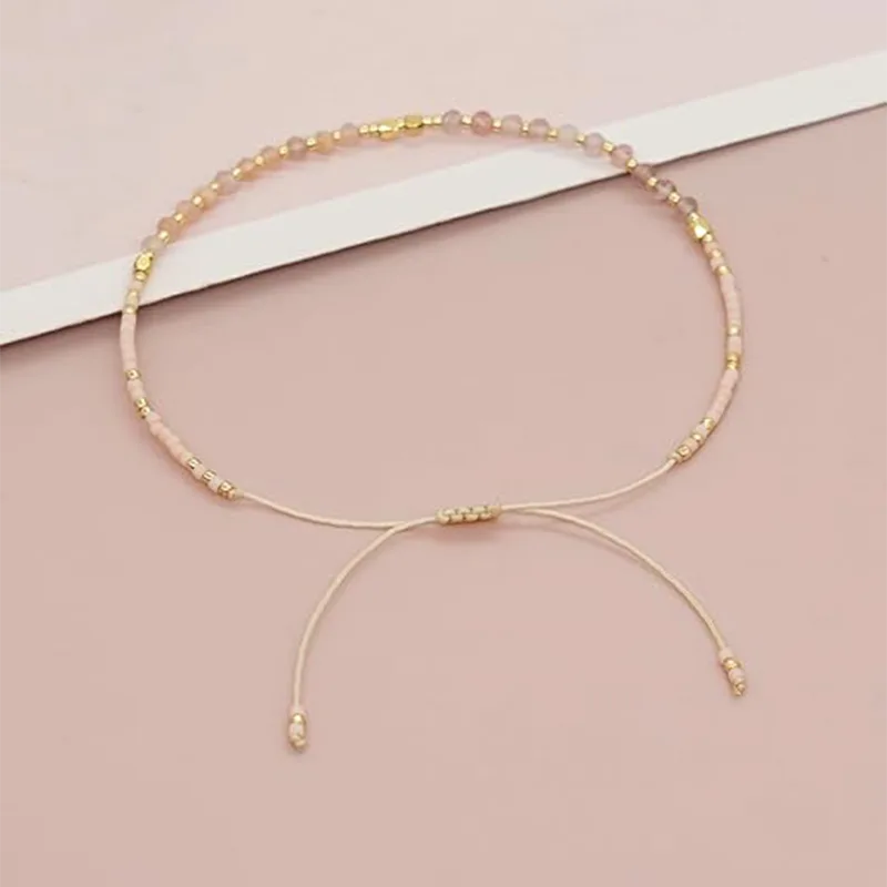 Hvorfor bliver armbånd med små perler i strenge til kvinder et must-have for moderne smykkekollektioner